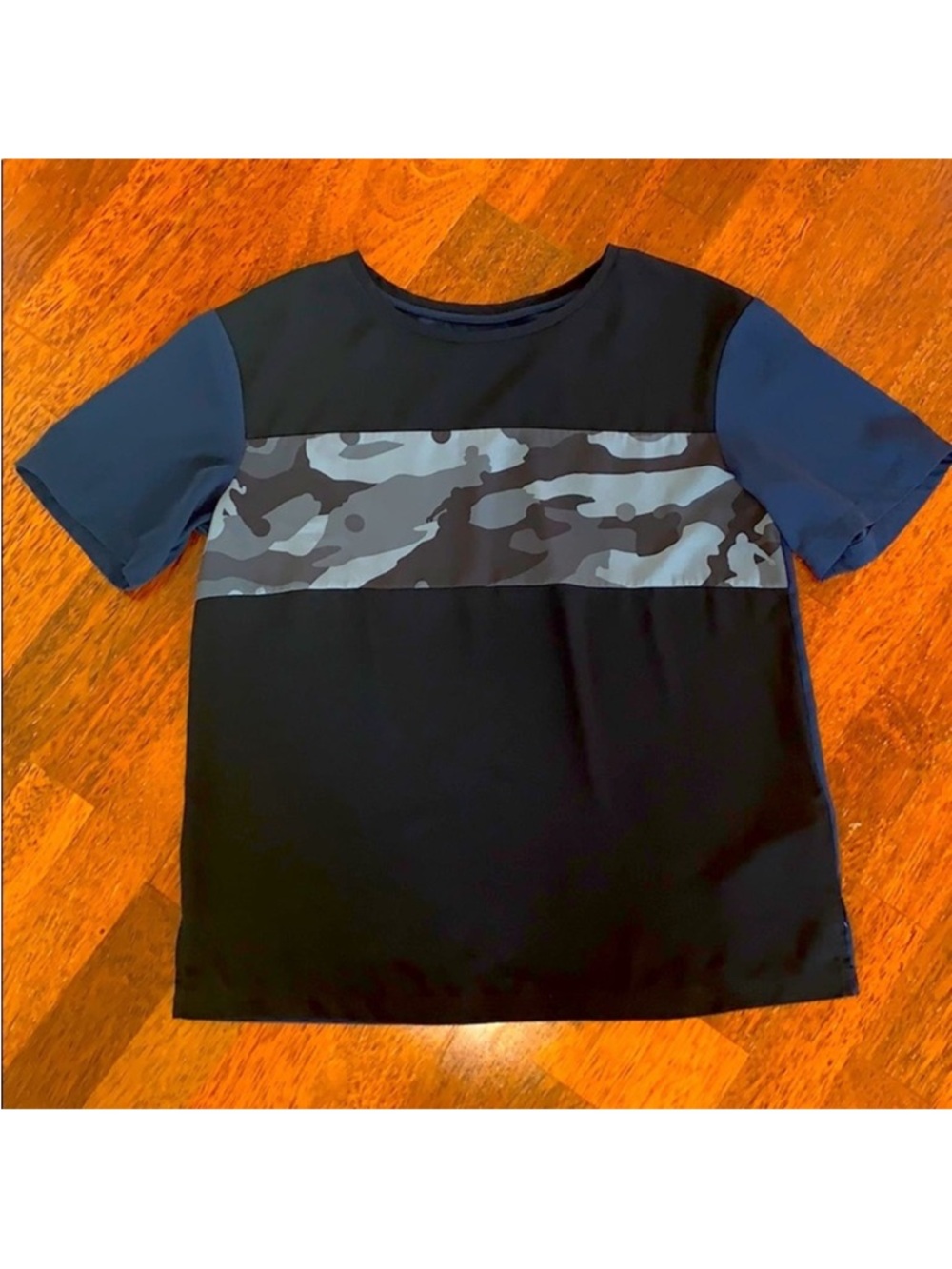 Under Armour UAS Women’s Silky Performance Tee – Black/Navy Camo Sz S - Picture 2 of 5